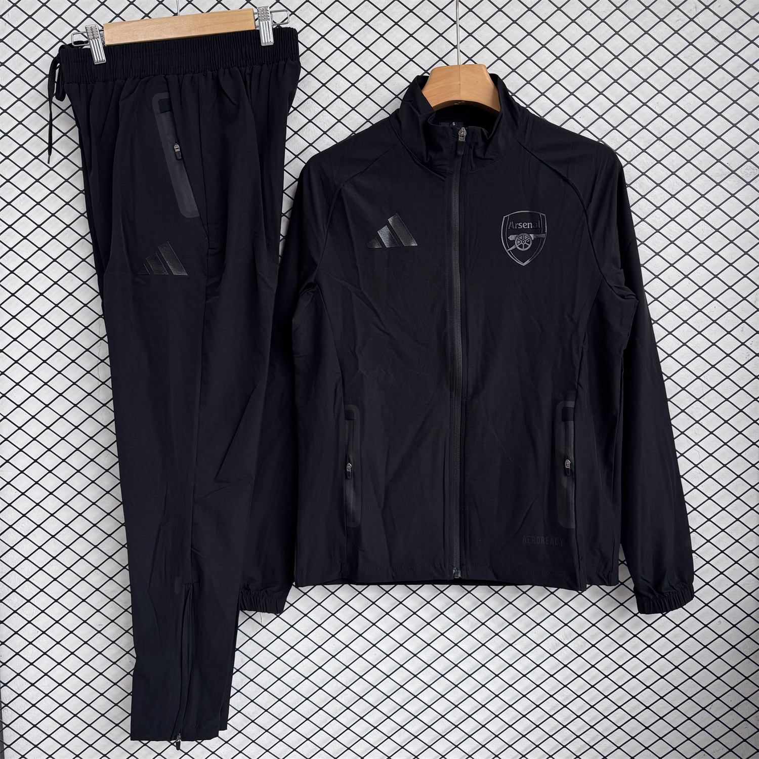 Arsenal 25-26 Windbreaker Training Set - Pure Black Top and Pants - JerseysGala