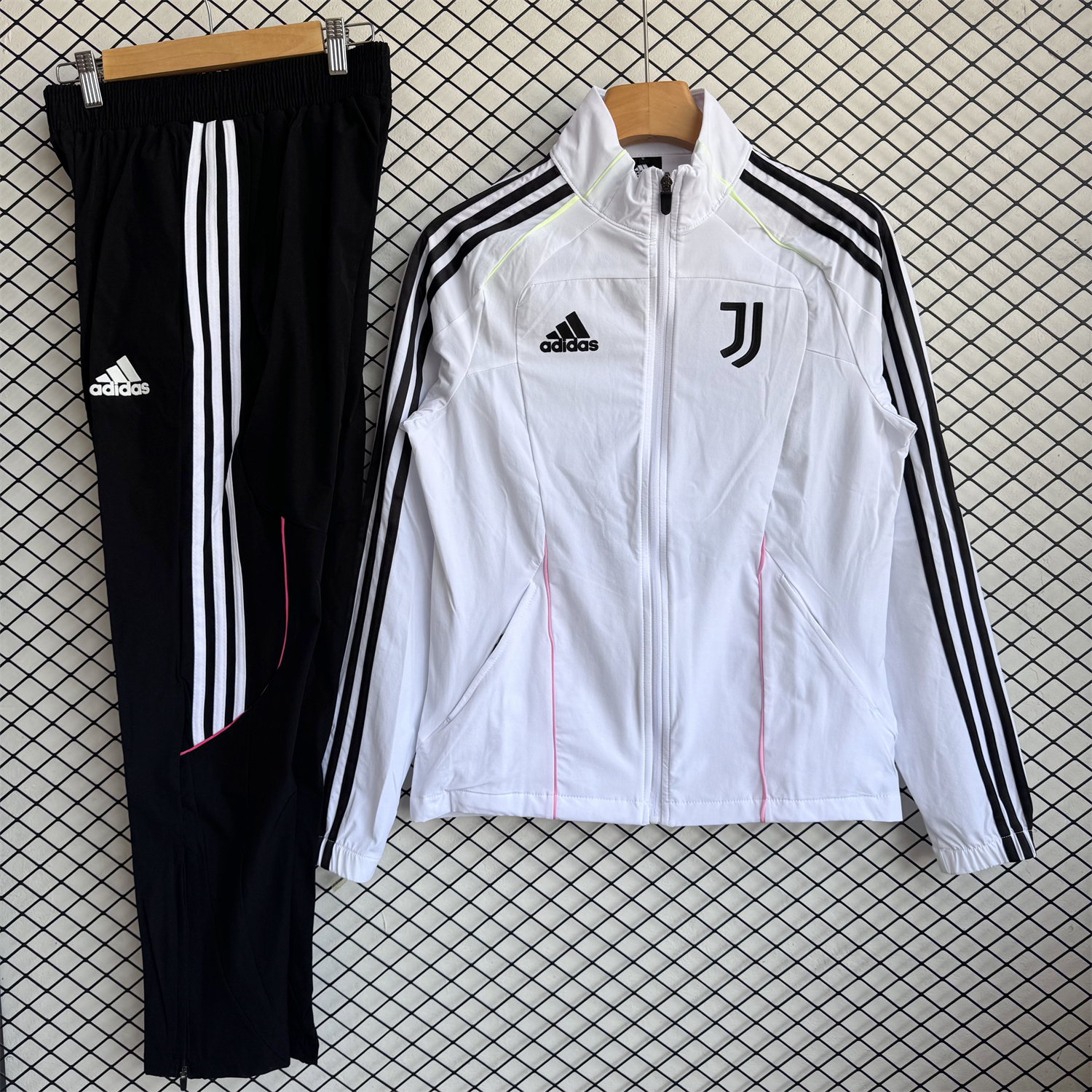 Juventus 25-26 Windbreaker Training Set - White Top and Black Pants - JerseysGala