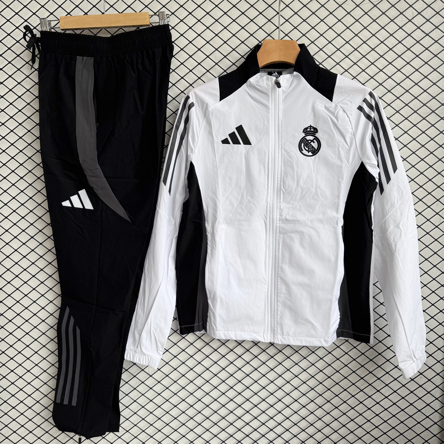 Real Madrid 25-26 Windbreaker Training Set - White With Black Top and Black Pants - JerseysGala