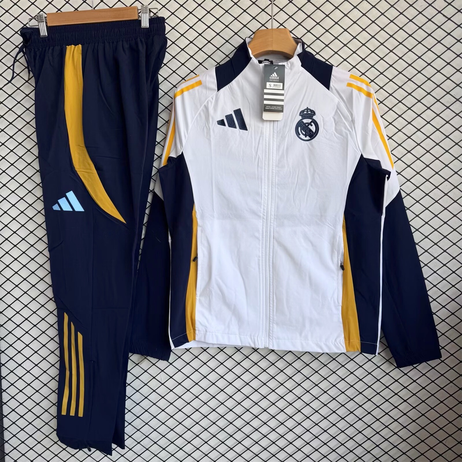 Real Madrid 25-26 Windbreaker Training Set - White Top and Black Pants - JerseysGala