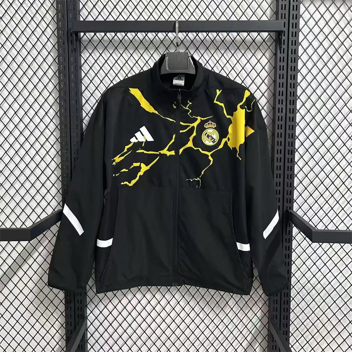 Real Madrid 25-26 Comics Special Windbreaker Jacket - Black - JerseysGala
