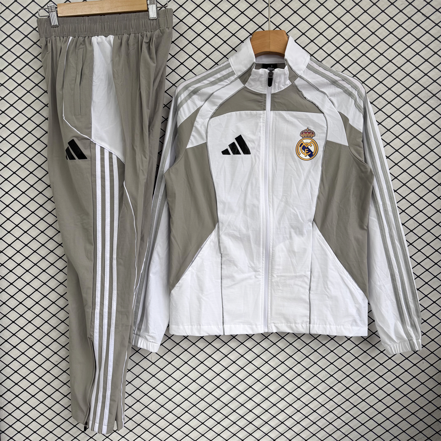 Real Madrid 25-26 Windbreaker Training Set - White With Grey Top and Grey Pants - JerseysGala