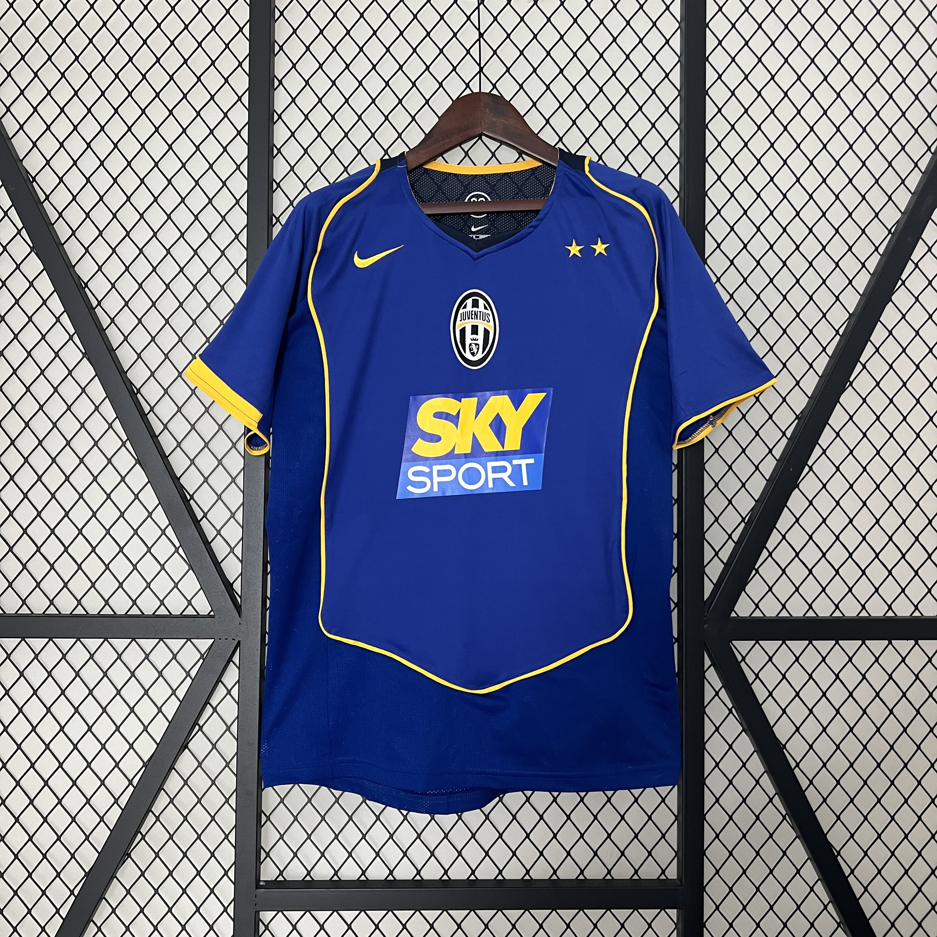 Retro Juventus 2004-05 Away Stadium Jersey - JerseysGala