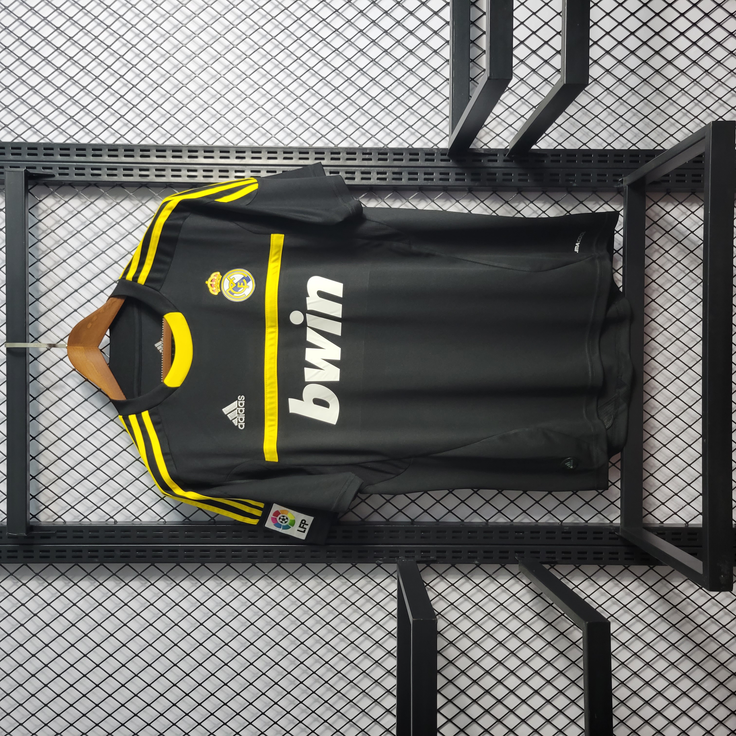 Retro Real Madrid 11-12 Black Goalkeeper Jersey - JerseysGala