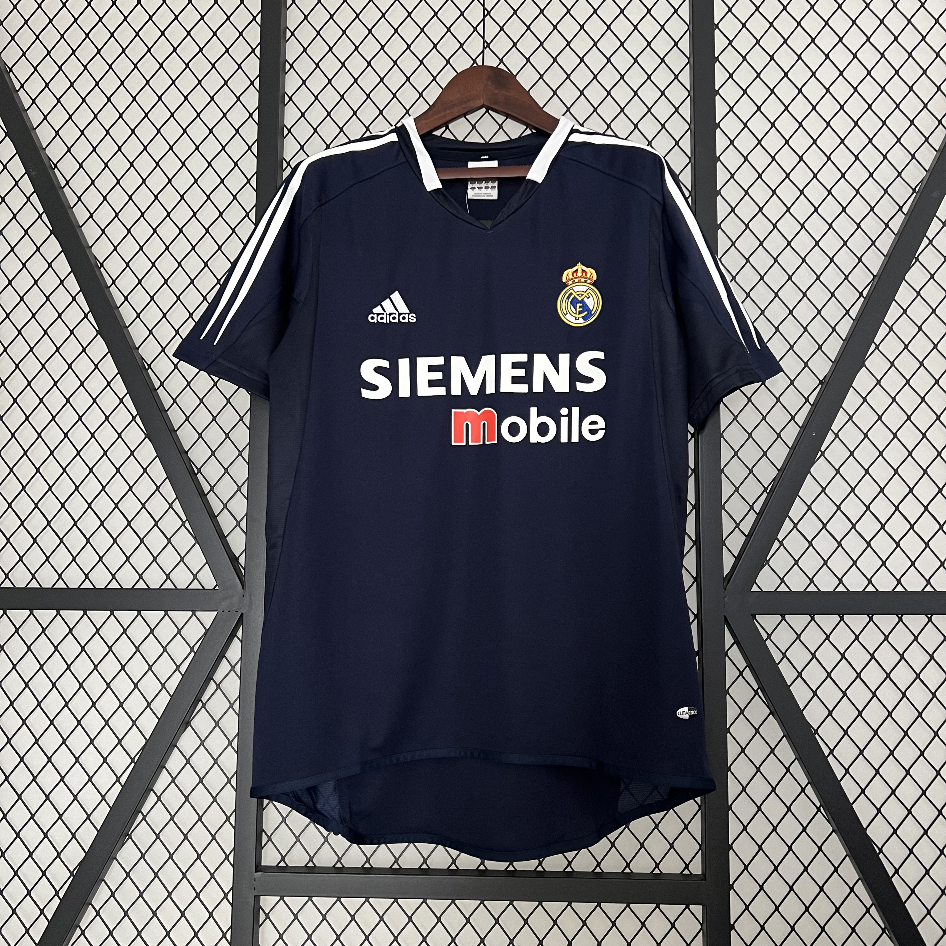 Retro Real Madrid 04-05 Away Stadium Jersey - JerseysGala