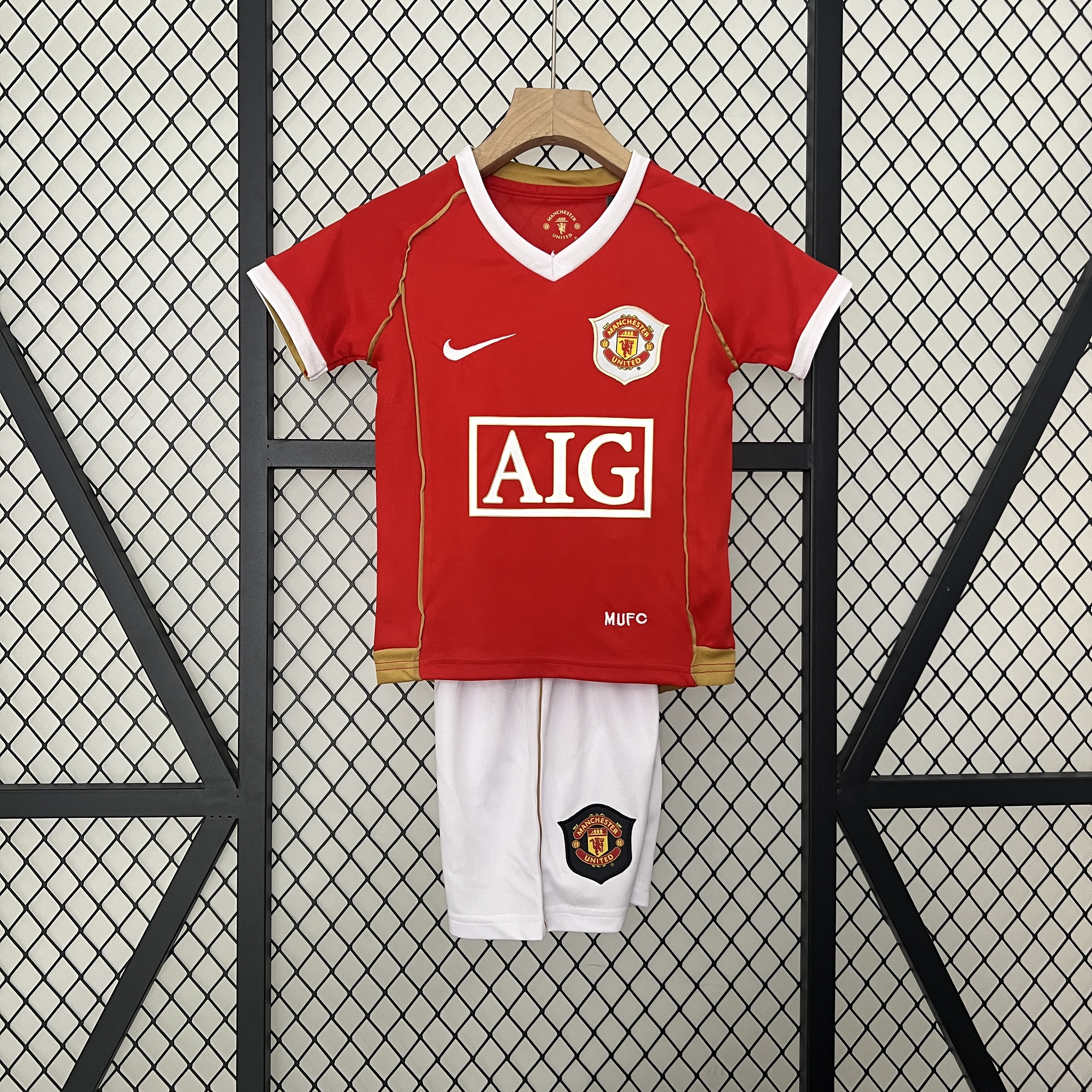 Manchester United Retro 2006-07 Home Stadium Kids Kit - JerseysGala