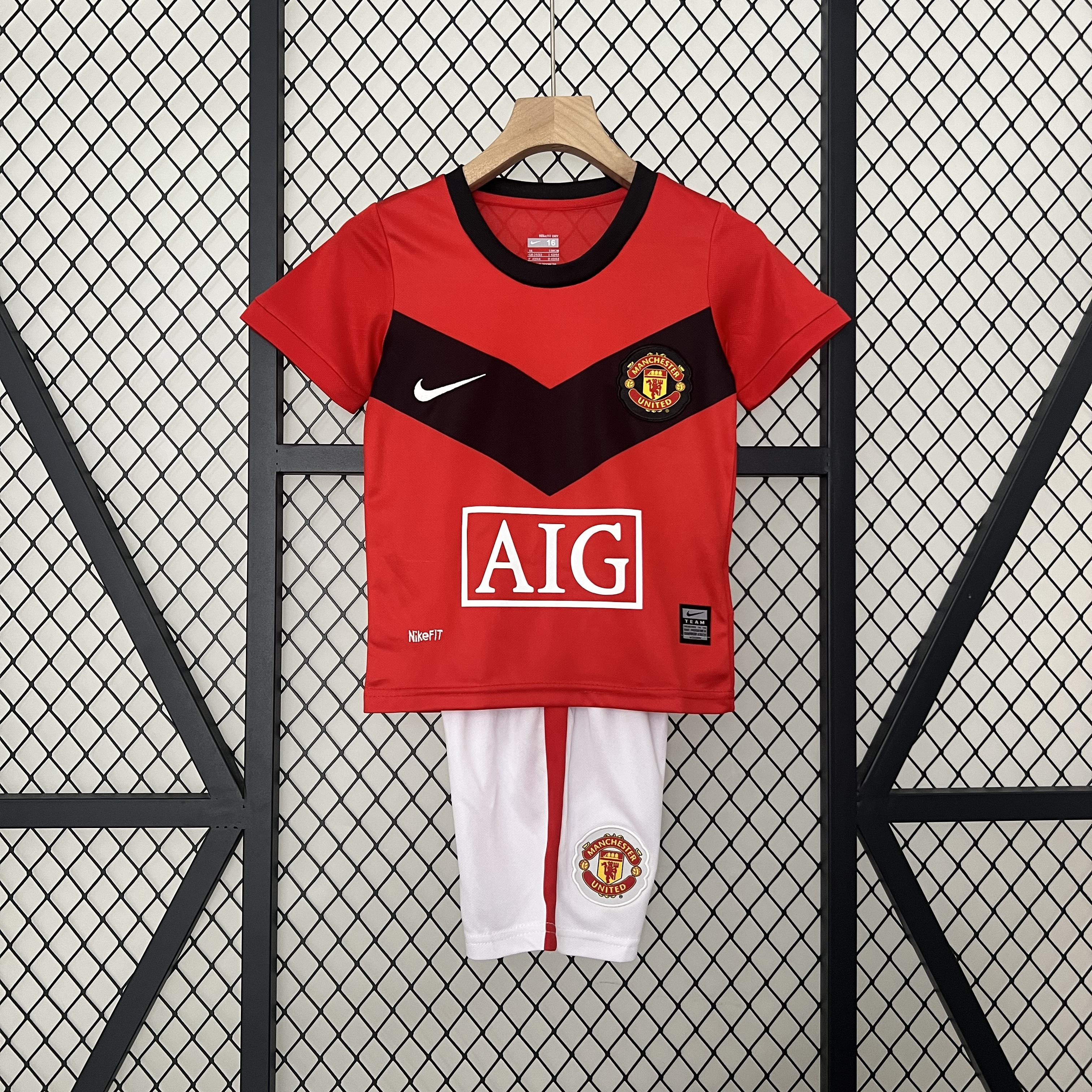 Retro Manchester United 2009-10 Home Stadium Kids Kit - JerseysGala