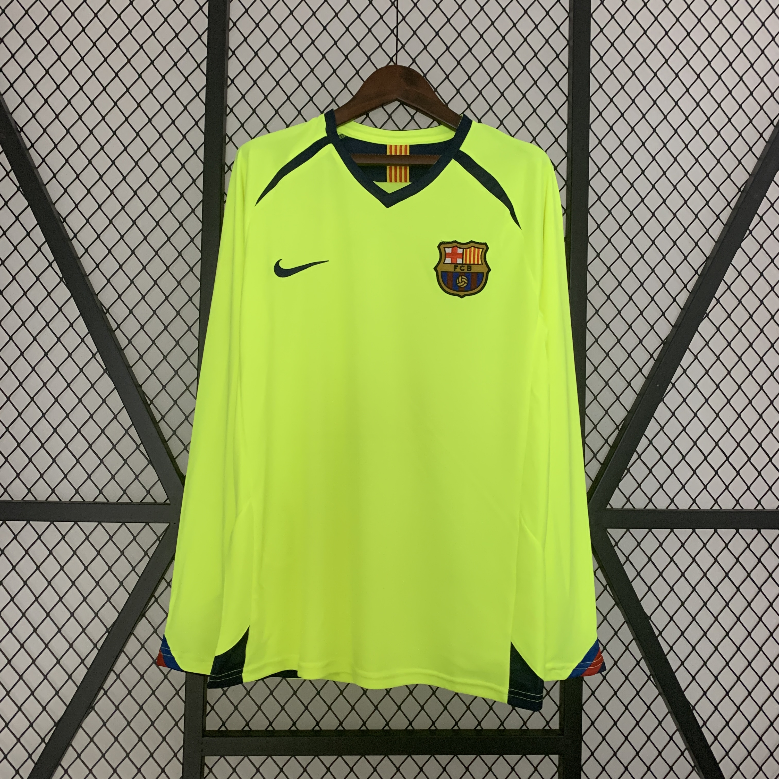 Retro Barcelona 05-06 Away Stadium Long Sleeve Jersey - JerseysGala