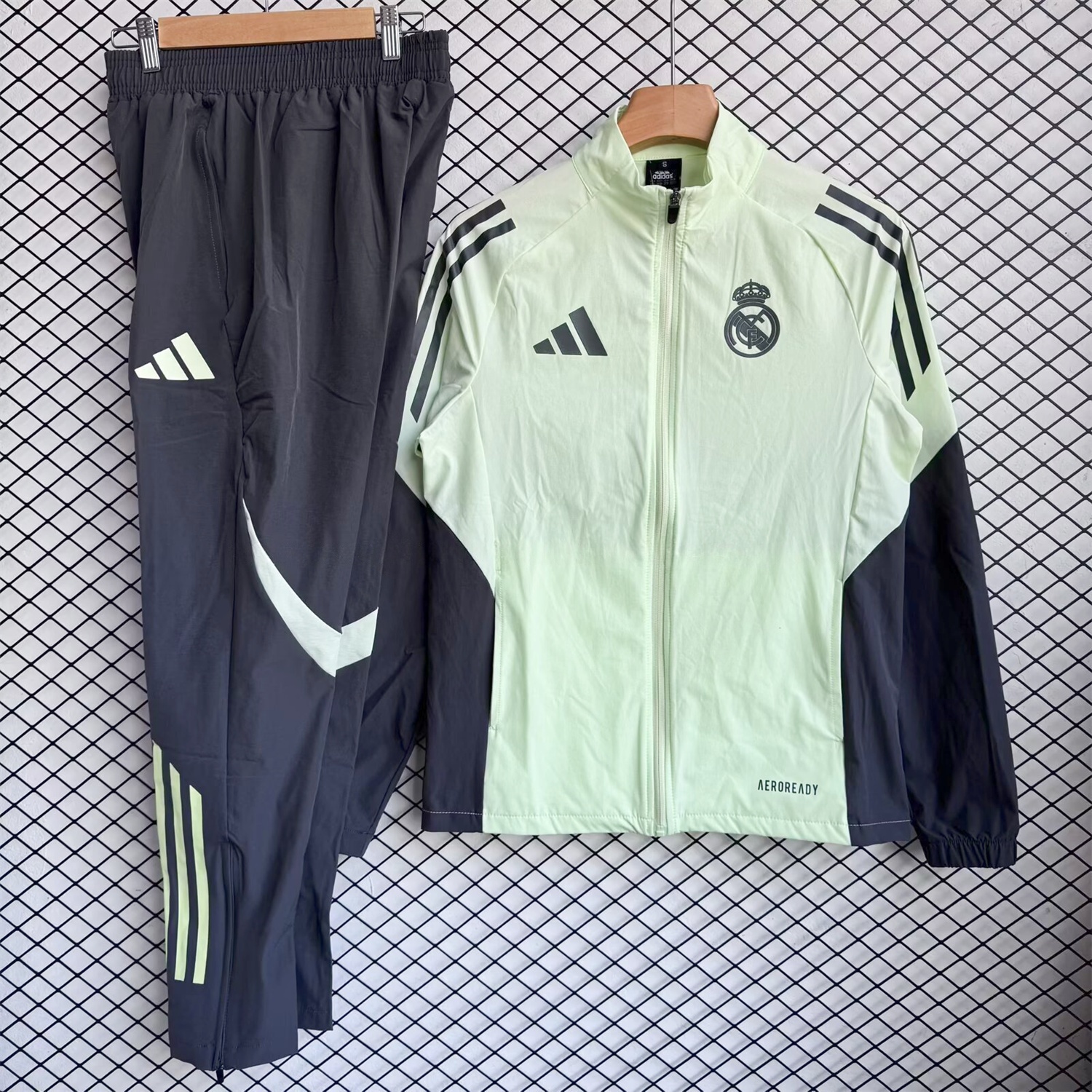Real Madrid 25-26 Windbreaker Training Set - Green Top and Black Pants - JerseysGala