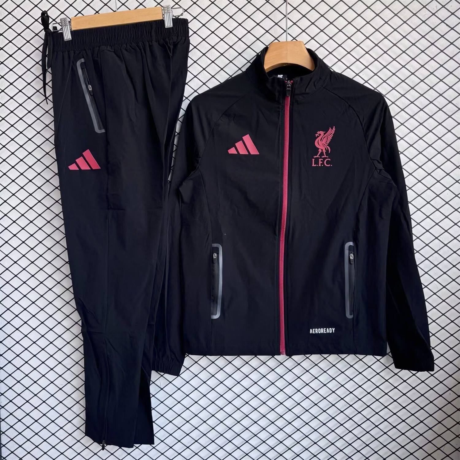 Liver.pool 25-26 Red Logo Windbreaker Training Set - Black Top and Pants - JerseysGala